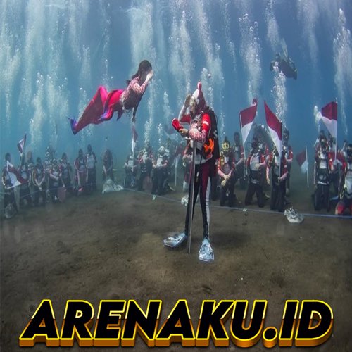 Potret Gubernur Sherly Cium Bendera Merah Putih di Bawah Laut untuk HUT ke- RI